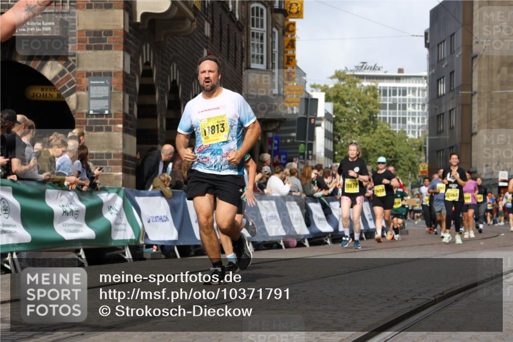 13.09.2026 - 21. swb-Marathon Bremen Strokosch-Dieckow http://msf.ph/oto/10371791 13.09.2026 11:01:26 Ziel 10093, 10428, 10639, 10753, 10892, 10964, 10965, 11049, 11116, 11260, 11306, 11428, 11540, 11681, 11682, 11728, 11751, 11816, 11850, 12085, 12116, 12241, 12245, 12283, 12390, 12391, 12428, 10181, 10251, 10332, 10497, 10560, 11075, 11150, 11305, 11324, 11467, 11550, 11551, 11666, 11788, 11798, 11985, 11986, 12047 meine-sportfotos.de