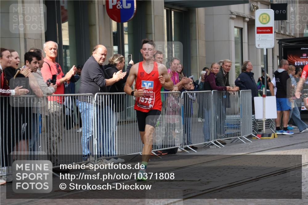 13.09.2026 - 21. swb-Marathon Bremen Strokosch-Dieckow http://msf.ph/oto/10371808 13.09.2026 12:08:52 Ziel 133, 1878 meine-sportfotos.de