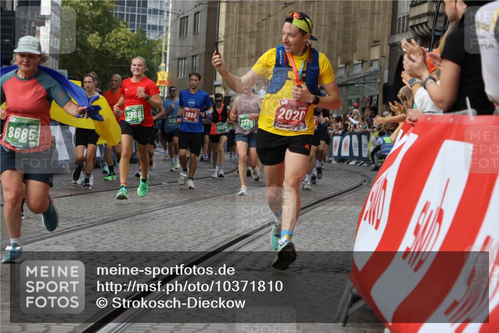 13.09.2026 - 21. swb-Marathon Bremen Strokosch-Dieckow http://msf.ph/oto/10371810 13.09.2026 13:36:46 Ziel 164, 372, 900, 1738, 1880, 2467, 2673, 2692, 2700, 2731, 2823, 3067, 3410, 3585, 3591, 4006, 4049, 4182, 4216, 4643, 5781, 6516, 6527, 6568, 6642, 6778, 7249, 7344, 7808, 7865, 8525, 8731, 8790, 8905, 9427, 9899, 10068, 10070, 13038, 551, 813, 843, 1285, 1641, 1849, 2241, 2275, 2930, 3122, 3541, 3635, 3787, 3874, 3909, 3998, 4261, 4335, 4410, 5236, 5355, 6056, 6269, 6408, 6431, 6966, 7046, 7398, 7445, 7640, 8034, 8498, 9331 meine-sportfotos.de