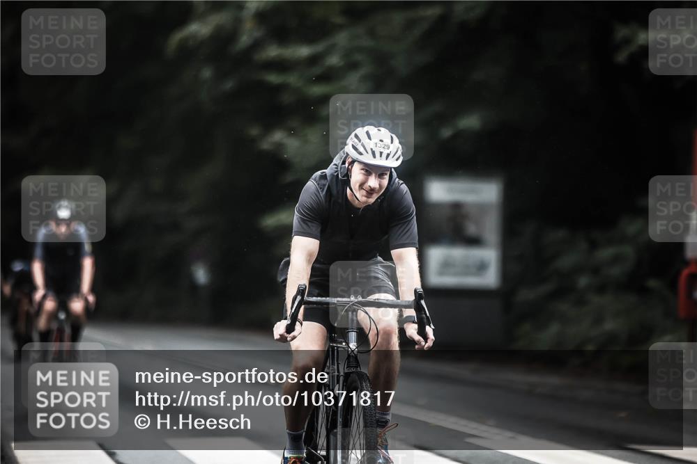 13.09.2026 - Stadtparktriathlon H.Heesch http://msf.ph/oto/10371817 13.09.2026 13:26:47 Radfahren 1321, 1329, 1374, 1380, 1438 meine-sportfotos.de