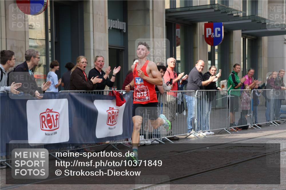 13.09.2026 - 21. swb-Marathon Bremen Strokosch-Dieckow http://msf.ph/oto/10371849 13.09.2026 12:08:53 Ziel 133, 1878 meine-sportfotos.de