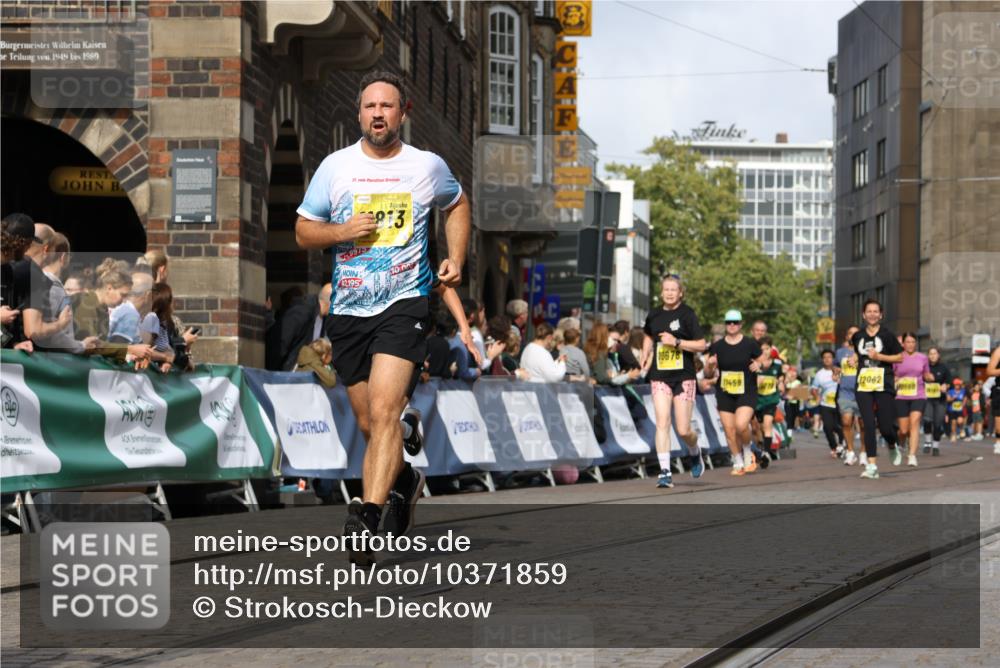 13.09.2026 - 21. swb-Marathon Bremen Strokosch-Dieckow http://msf.ph/oto/10371859 13.09.2026 11:01:26 Ziel 10093, 10428, 10639, 10753, 10892, 10964, 10965, 11049, 11116, 11260, 11306, 11428, 11540, 11681, 11682, 11728, 11751, 11816, 11850, 12085, 12116, 12241, 12245, 12283, 12390, 12391, 12428, 10181, 10251, 10332, 10497, 10560, 11075, 11150, 11305, 11324, 11467, 11550, 11551, 11666, 11788, 11798, 11985, 11986, 12047 meine-sportfotos.de