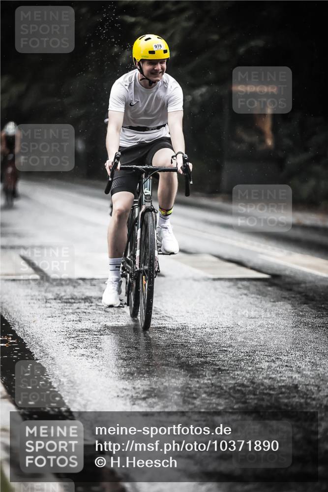 13.09.2026 - Stadtparktriathlon H.Heesch http://msf.ph/oto/10371890 13.09.2026 12:07:25 Radfahren 838, 917, 975, 978, 1031 meine-sportfotos.de