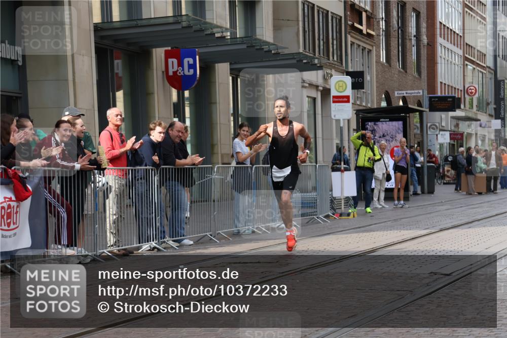 13.09.2026 - 21. swb-Marathon Bremen Strokosch-Dieckow http://msf.ph/oto/10372233 13.09.2026 12:17:10 Ziel 1109 meine-sportfotos.de