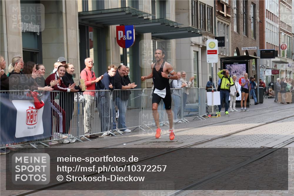 13.09.2026 - 21. swb-Marathon Bremen Strokosch-Dieckow http://msf.ph/oto/10372257 13.09.2026 12:17:10 Ziel 1109 meine-sportfotos.de