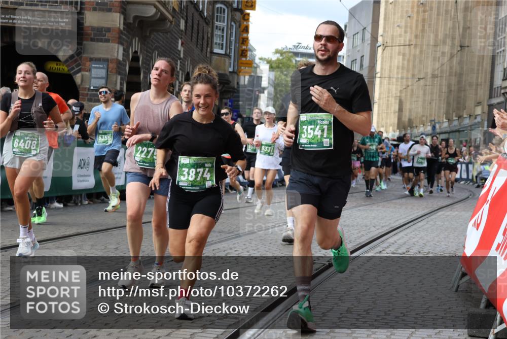 13.09.2026 - 21. swb-Marathon Bremen Strokosch-Dieckow http://msf.ph/oto/10372262 13.09.2026 13:36:52 Ziel 164, 372, 900, 1738, 1880, 2467, 2673, 2692, 2700, 2731, 2819, 2823, 3067, 3410, 3585, 3815, 4006, 4049, 4050, 4182, 4216, 4304, 4414, 4676, 5061, 5656, 5781, 6280, 6340, 6516, 6527, 6568, 7039, 7237, 7249, 7344, 7656, 7765, 7808, 8525, 8723, 8790, 8905, 9427, 9776, 9899, 10068, 10070, 950, 1285, 1641, 1849, 1991, 2241, 2531, 2930, 3122, 3732, 3787, 3894, 3909, 4261, 4410, 4448, 5355, 6056, 6269, 6431, 6629, 6961, 7006, 7046, 7398, 7445, 7937, 8034, 9331 meine-sportfotos.de