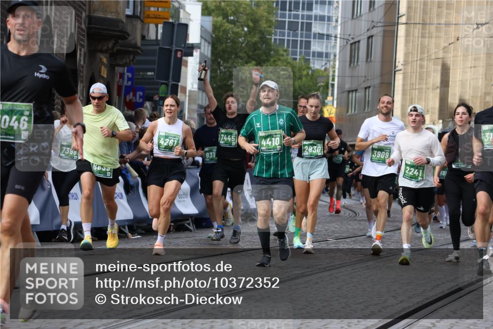 13.09.2026 - 21. swb-Marathon Bremen Strokosch-Dieckow http://msf.ph/oto/10372352 13.09.2026 13:36:55 Ziel 164, 372, 900, 1738, 1880, 1936, 2467, 2673, 2692, 2700, 2731, 2819, 2823, 3067, 3585, 3815, 4006, 4050, 4182, 4216, 4304, 4414, 4676, 4892, 5061, 5656, 5781, 6050, 6280, 6340, 6516, 6527, 6568, 7039, 7229, 7237, 7249, 7344, 7656, 7765, 7808, 8525, 8723, 8790, 8905, 9658, 9776, 9899, 10068, 10070, 950, 1285, 1849, 1854, 1991, 2241, 2531, 2930, 3122, 3732, 3787, 3894, 3909, 4261, 4410, 4448, 4932, 4947, 5547, 5577, 6046, 6056, 6431, 6629, 6961, 7006, 7046, 7398, 7445, 7937 meine-sportfotos.de