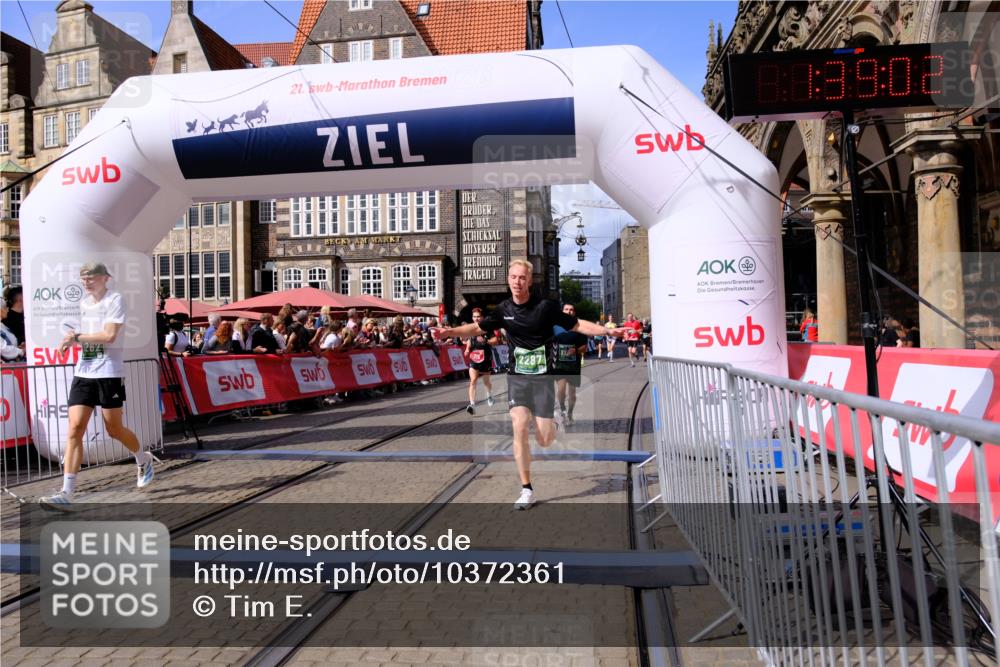 13.09.2026 - 21. swb-Marathon Bremen Tim E. http://msf.ph/oto/10372361 13.09.2026 13:09:24 Ziel 1241, 1925, 2287, 2291, 2909, 4384, 4898, 5383, 5636, 7262, 8120, 8830, 9904, 10044 meine-sportfotos.de