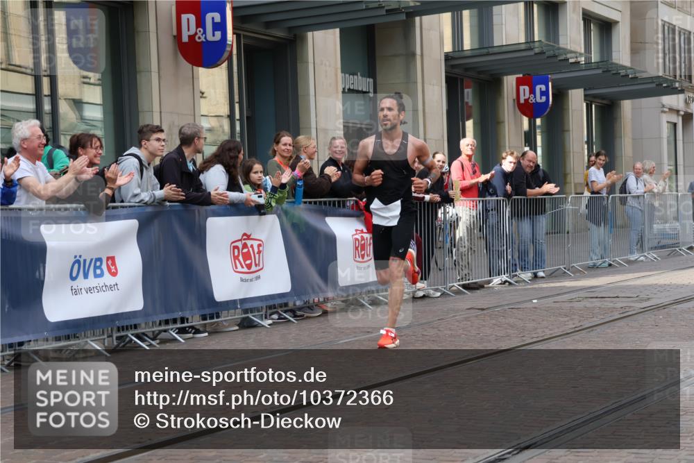 13.09.2026 - 21. swb-Marathon Bremen Strokosch-Dieckow http://msf.ph/oto/10372366 13.09.2026 12:17:11 Ziel 1109 meine-sportfotos.de