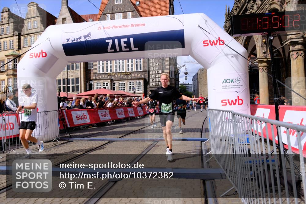 13.09.2026 - 21. swb-Marathon Bremen Tim E. http://msf.ph/oto/10372382 13.09.2026 13:09:24 Ziel 1241, 1925, 2287, 2291, 2909, 4384, 4898, 5383, 5636, 7262, 8120, 8830, 9904, 10044 meine-sportfotos.de