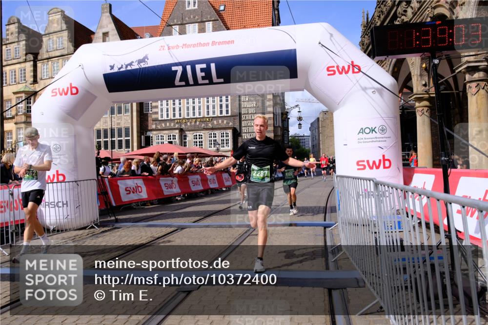 13.09.2026 - 21. swb-Marathon Bremen Tim E. http://msf.ph/oto/10372400 13.09.2026 13:09:25 Ziel 1241, 1925, 2287, 2291, 2909, 4384, 4898, 5383, 5636, 7262, 8120, 8830, 9904, 10044 meine-sportfotos.de