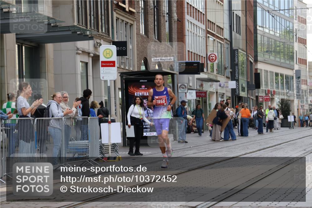 13.09.2026 - 21. swb-Marathon Bremen Strokosch-Dieckow http://msf.ph/oto/10372452 13.09.2026 12:17:53 Ziel 1956 meine-sportfotos.de