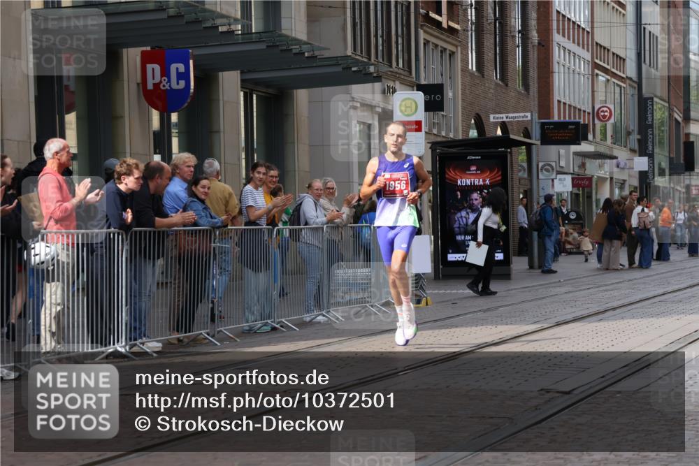 13.09.2026 - 21. swb-Marathon Bremen Strokosch-Dieckow http://msf.ph/oto/10372501 13.09.2026 12:17:55 Ziel 1956 meine-sportfotos.de