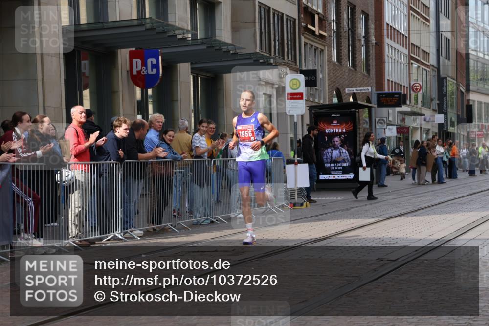 13.09.2026 - 21. swb-Marathon Bremen Strokosch-Dieckow http://msf.ph/oto/10372526 13.09.2026 12:17:55 Ziel 1956 meine-sportfotos.de