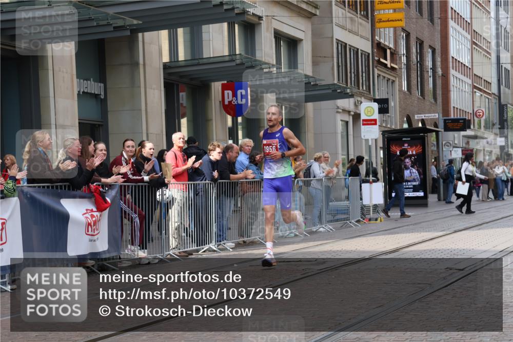 13.09.2026 - 21. swb-Marathon Bremen Strokosch-Dieckow http://msf.ph/oto/10372549 13.09.2026 12:17:56 Ziel 1956 meine-sportfotos.de