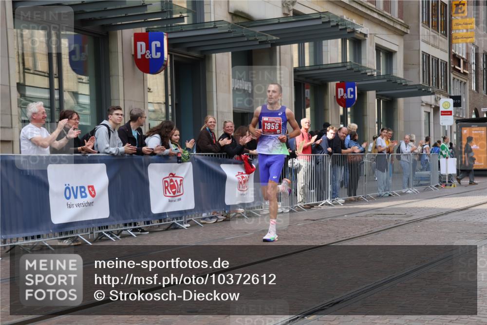 13.09.2026 - 21. swb-Marathon Bremen Strokosch-Dieckow http://msf.ph/oto/10372612 13.09.2026 12:17:57 Ziel 1956 meine-sportfotos.de