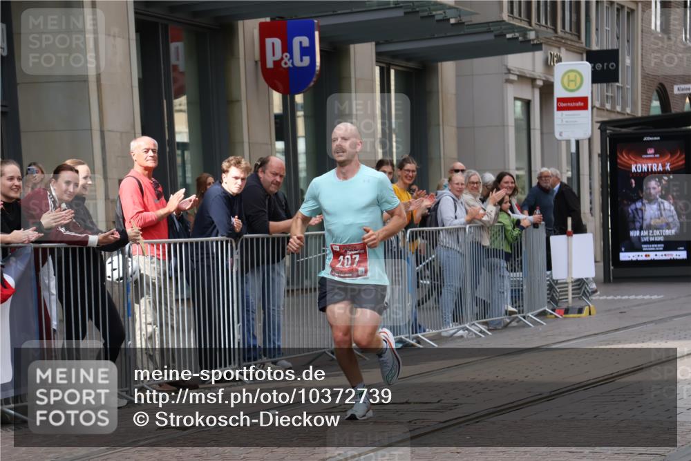 13.09.2026 - 21. swb-Marathon Bremen Strokosch-Dieckow http://msf.ph/oto/10372739 13.09.2026 12:19:24 Ziel 207 meine-sportfotos.de