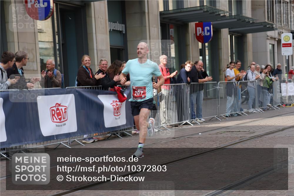 13.09.2026 - 21. swb-Marathon Bremen Strokosch-Dieckow http://msf.ph/oto/10372803 13.09.2026 12:19:25 Ziel 207 meine-sportfotos.de