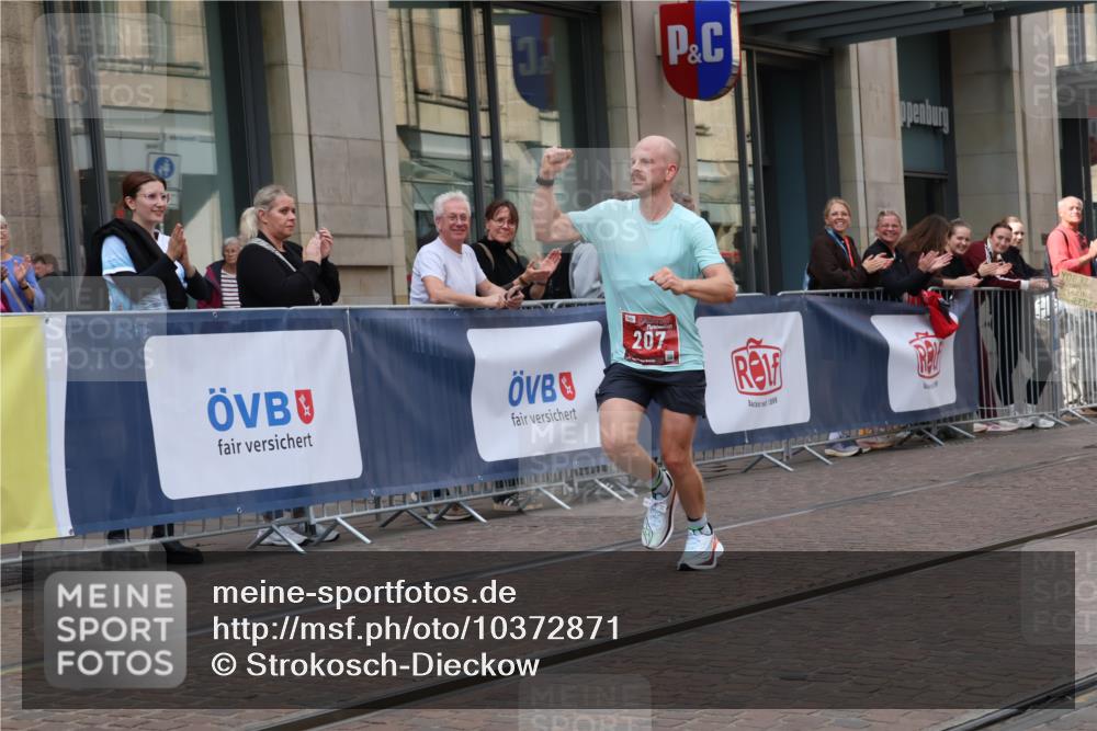 13.09.2026 - 21. swb-Marathon Bremen Strokosch-Dieckow http://msf.ph/oto/10372871 13.09.2026 12:19:26 Ziel 207 meine-sportfotos.de