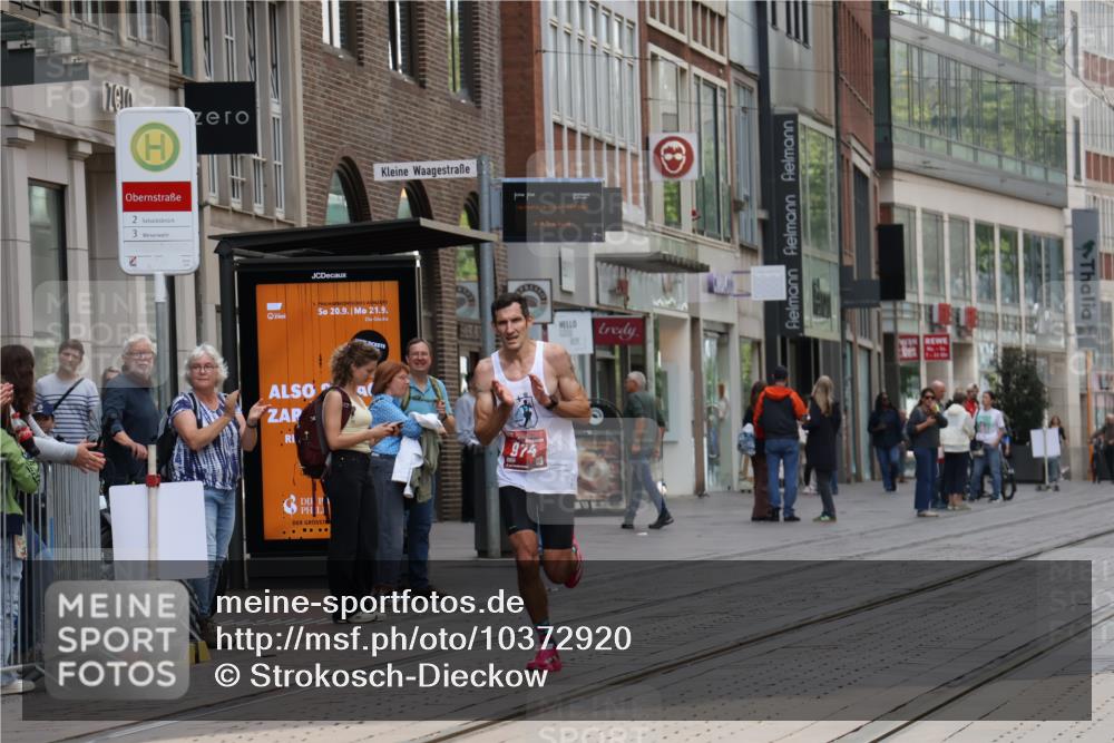 13.09.2026 - 21. swb-Marathon Bremen Strokosch-Dieckow http://msf.ph/oto/10372920 13.09.2026 12:20:28 Ziel 626, 1231, 974 meine-sportfotos.de