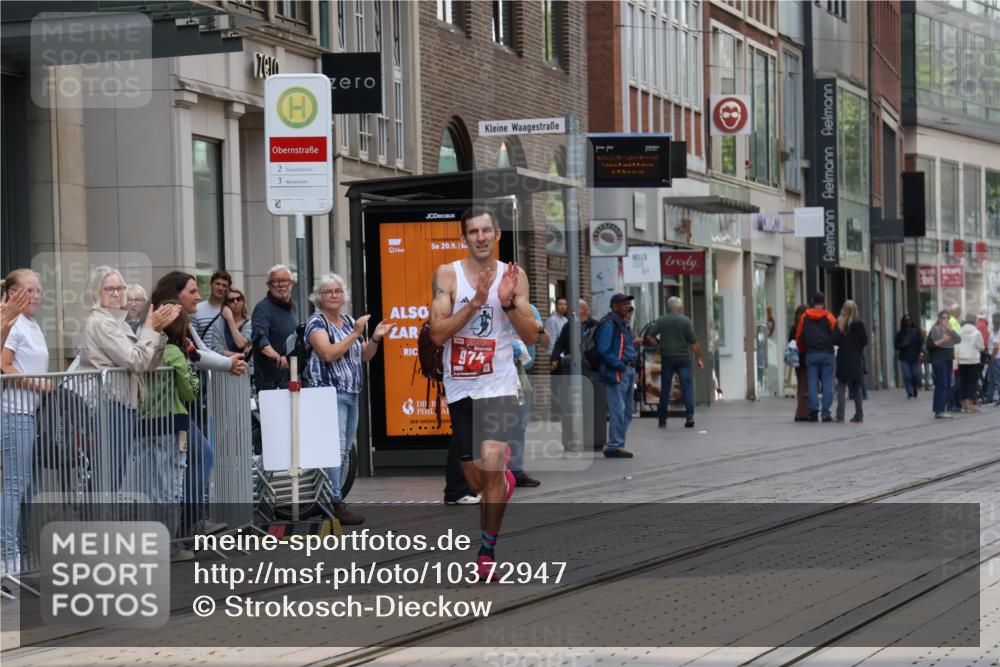 13.09.2026 - 21. swb-Marathon Bremen Strokosch-Dieckow http://msf.ph/oto/10372947 13.09.2026 12:20:29 Ziel 626, 1231, 974 meine-sportfotos.de