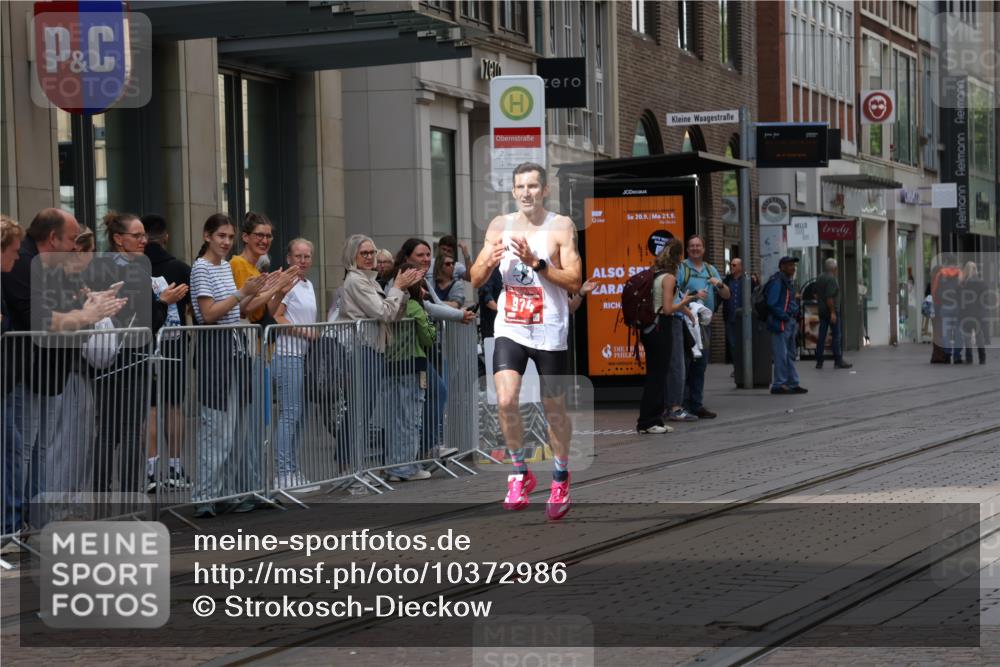 13.09.2026 - 21. swb-Marathon Bremen Strokosch-Dieckow http://msf.ph/oto/10372986 13.09.2026 12:20:30 Ziel 626, 1231, 974 meine-sportfotos.de