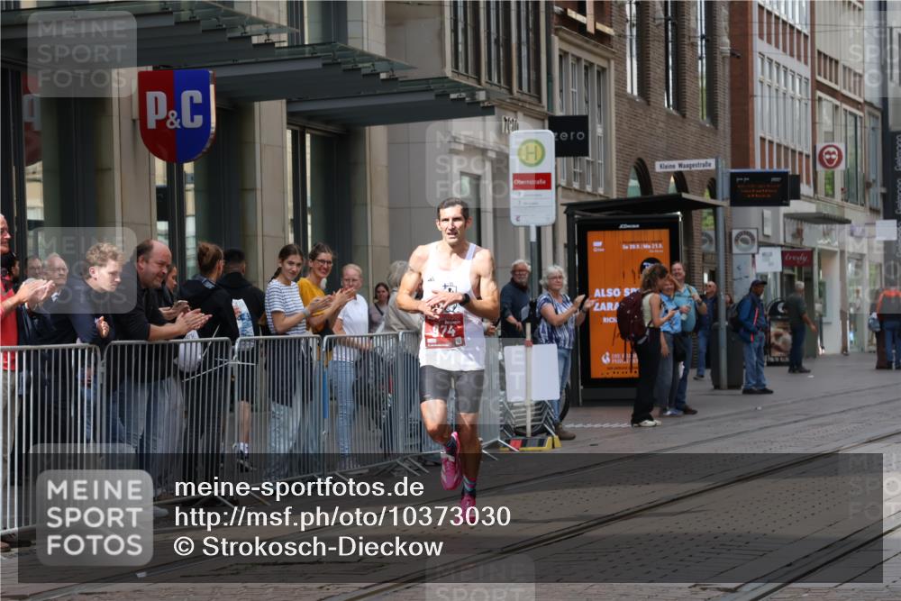 13.09.2026 - 21. swb-Marathon Bremen Strokosch-Dieckow http://msf.ph/oto/10373030 13.09.2026 12:20:31 Ziel 626, 1231, 974 meine-sportfotos.de