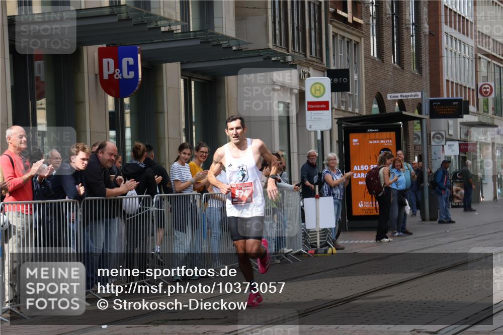 13.09.2026 - 21. swb-Marathon Bremen Strokosch-Dieckow http://msf.ph/oto/10373057 13.09.2026 12:20:31 Ziel 626, 1231, 974 meine-sportfotos.de