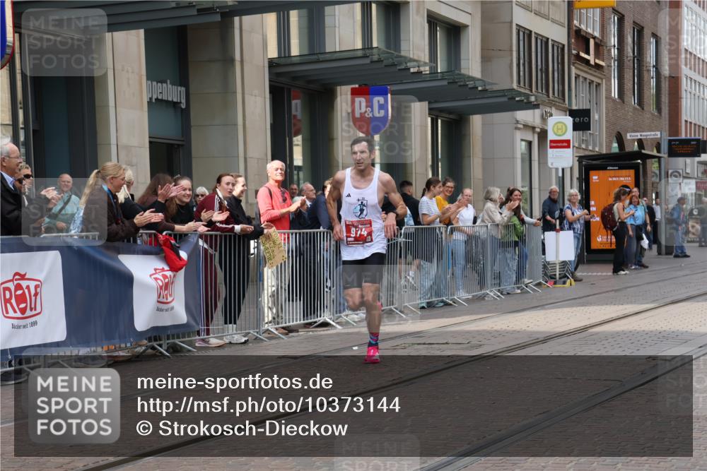 13.09.2026 - 21. swb-Marathon Bremen Strokosch-Dieckow http://msf.ph/oto/10373144 13.09.2026 12:20:32 Ziel 626, 1231, 974 meine-sportfotos.de