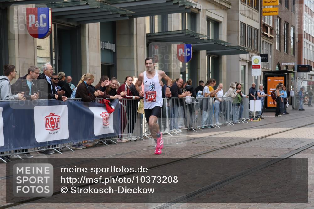 13.09.2026 - 21. swb-Marathon Bremen Strokosch-Dieckow http://msf.ph/oto/10373208 13.09.2026 12:20:33 Ziel 626, 1231, 974 meine-sportfotos.de
