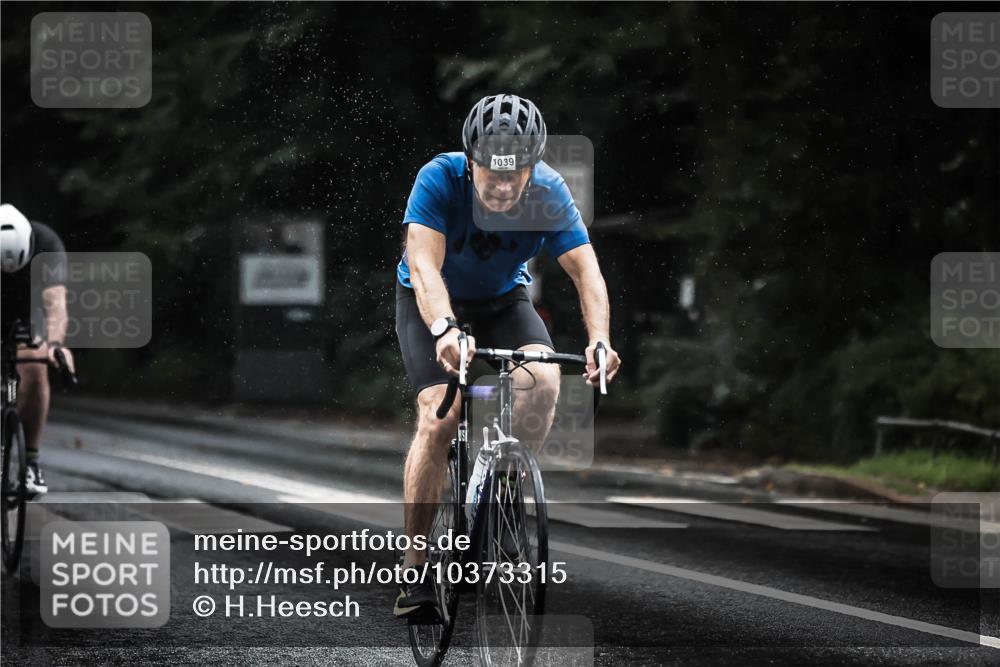 13.09.2026 - Stadtparktriathlon H.Heesch http://msf.ph/oto/10373315 13.09.2026 12:09:27 Radfahren 794, 841, 935, 945, 1039 meine-sportfotos.de