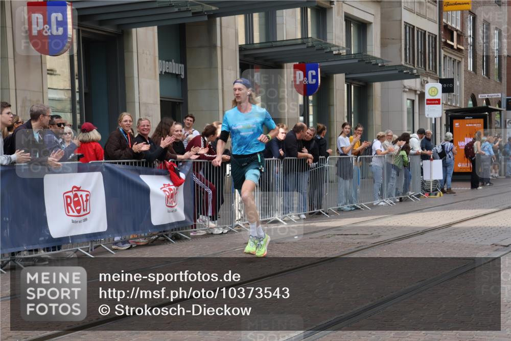 13.09.2026 - 21. swb-Marathon Bremen Strokosch-Dieckow http://msf.ph/oto/10373543 13.09.2026 12:20:57 Ziel 626, 1231 meine-sportfotos.de