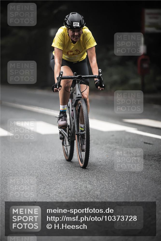 13.09.2026 - Stadtparktriathlon H.Heesch http://msf.ph/oto/10373728 13.09.2026 10:24:04 Radfahren 295, 301, 403 meine-sportfotos.de