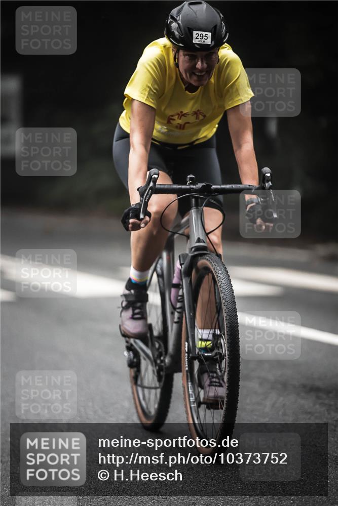 13.09.2026 - Stadtparktriathlon H.Heesch http://msf.ph/oto/10373752 13.09.2026 10:24:04 Radfahren 295, 301, 403 meine-sportfotos.de