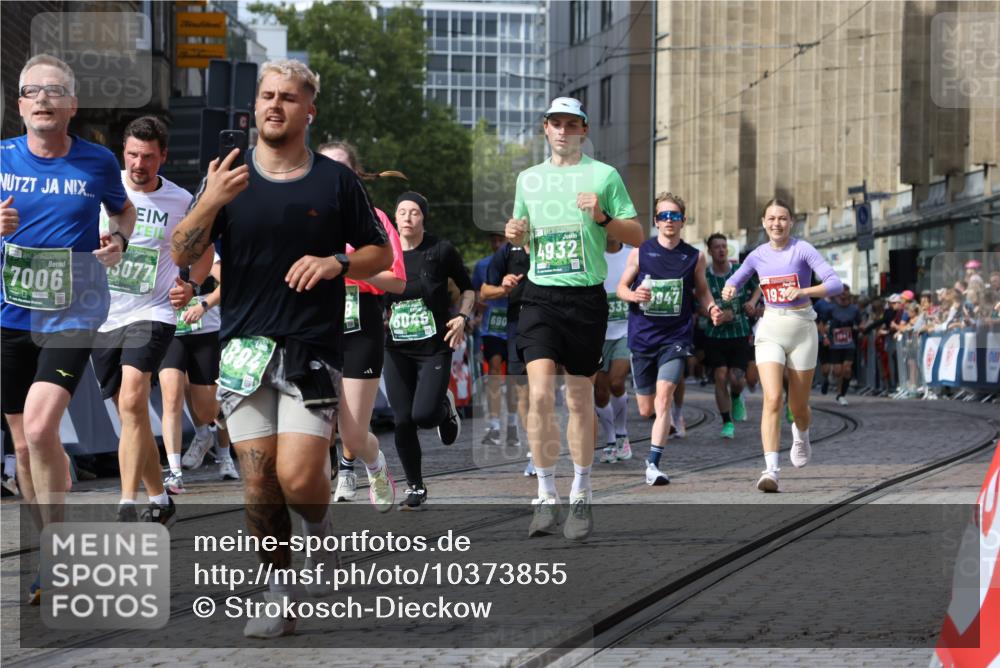 13.09.2026 - 21. swb-Marathon Bremen Strokosch-Dieckow http://msf.ph/oto/10373855 13.09.2026 13:37:06 Ziel 551, 813, 843, 1641, 1936, 2275, 2819, 3541, 3635, 3815, 3874, 3998, 4050, 4304, 4335, 4414, 4676, 4892, 5061, 5236, 5355, 5447, 5656, 5823, 6050, 6269, 6280, 6340, 6408, 6516, 6568, 6966, 7039, 7229, 7237, 7640, 7656, 7765, 8034, 8498, 8685, 8723, 8790, 9331, 9658, 9776, 9807, 869, 1180, 1854, 2531, 3333, 3627, 3732, 3823, 3894, 4932, 4947, 5388, 5547, 5577, 5612, 5791, 6046, 6904, 6947, 7006, 7571, 8268, 8753, 9701 meine-sportfotos.de