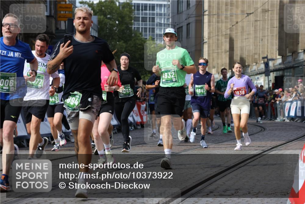 13.09.2026 - 21. swb-Marathon Bremen Strokosch-Dieckow http://msf.ph/oto/10373922 13.09.2026 13:37:06 Ziel 551, 813, 843, 1641, 1936, 2275, 2819, 3541, 3635, 3815, 3874, 3998, 4050, 4304, 4335, 4414, 4676, 4892, 5061, 5236, 5355, 5447, 5656, 5823, 6050, 6269, 6280, 6340, 6408, 6516, 6568, 6966, 7039, 7229, 7237, 7640, 7656, 7765, 8034, 8498, 8685, 8723, 8790, 9331, 9658, 9776, 9807, 869, 1180, 1854, 2531, 3333, 3627, 3732, 3823, 3894, 4932, 4947, 5388, 5547, 5577, 5612, 5791, 6046, 6904, 6947, 7006, 7571, 8268, 8753, 9701 meine-sportfotos.de
