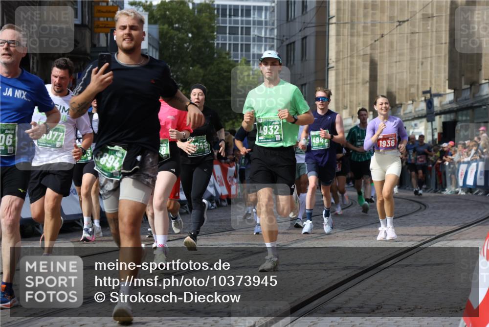 13.09.2026 - 21. swb-Marathon Bremen Strokosch-Dieckow http://msf.ph/oto/10373945 13.09.2026 13:37:06 Ziel 551, 813, 843, 1641, 1936, 2275, 2819, 3541, 3635, 3815, 3874, 3998, 4050, 4304, 4335, 4414, 4676, 4892, 5061, 5236, 5355, 5447, 5656, 5823, 6050, 6269, 6280, 6340, 6408, 6516, 6568, 6966, 7039, 7229, 7237, 7640, 7656, 7765, 8034, 8498, 8685, 8723, 8790, 9331, 9658, 9776, 9807, 869, 1180, 1854, 2531, 3333, 3627, 3732, 3823, 3894, 4932, 4947, 5388, 5547, 5577, 5612, 5791, 6046, 6904, 6947, 7006, 7571, 8268, 8753, 9701 meine-sportfotos.de