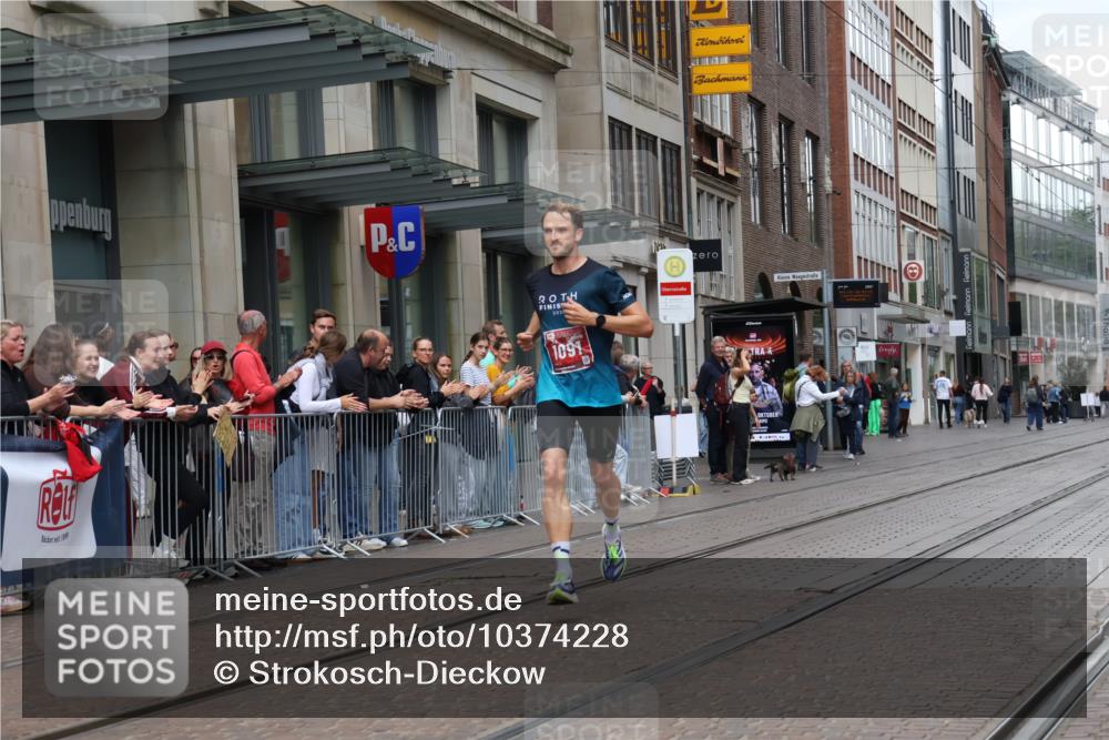 13.09.2026 - 21. swb-Marathon Bremen Strokosch-Dieckow http://msf.ph/oto/10374228 13.09.2026 12:24:50 Ziel 1091 meine-sportfotos.de