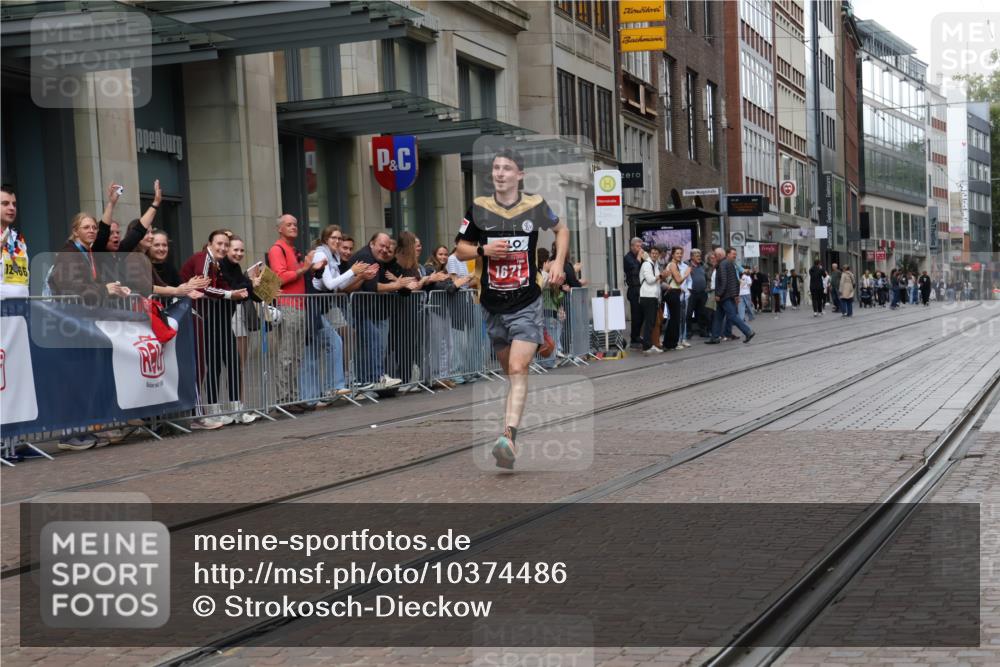 13.09.2026 - 21. swb-Marathon Bremen Strokosch-Dieckow http://msf.ph/oto/10374486 13.09.2026 12:26:08 Ziel 1671 meine-sportfotos.de
