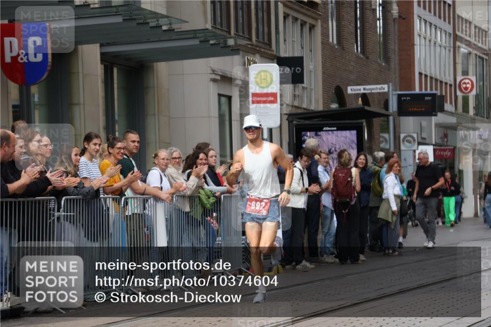 13.09.2026 - 21. swb-Marathon Bremen Strokosch-Dieckow http://msf.ph/oto/10374604 13.09.2026 12:27:11 Ziel 692 meine-sportfotos.de