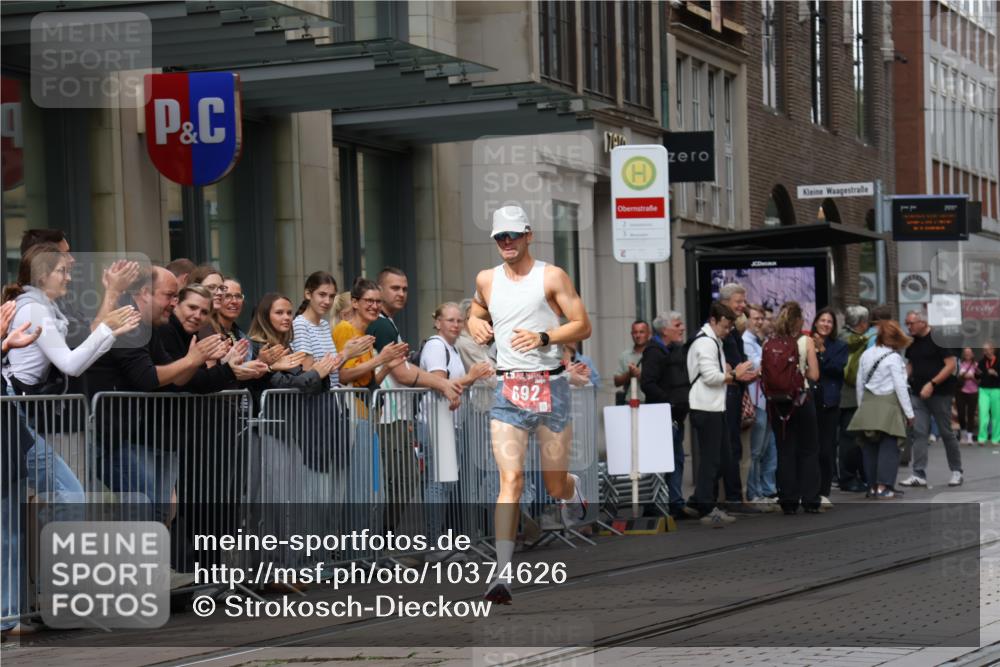 13.09.2026 - 21. swb-Marathon Bremen Strokosch-Dieckow http://msf.ph/oto/10374626 13.09.2026 12:27:11 Ziel 692 meine-sportfotos.de