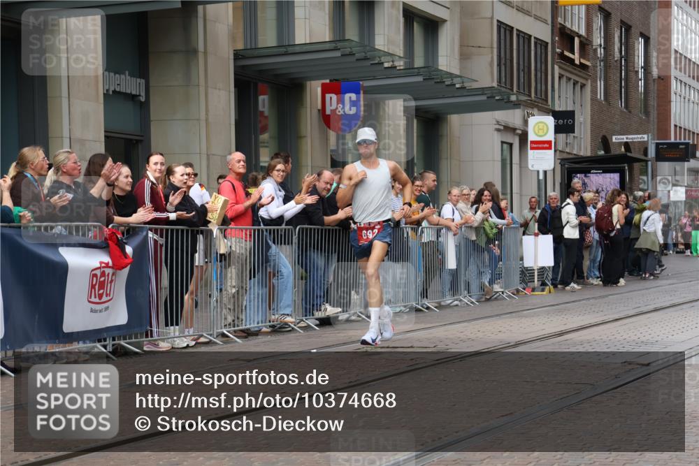 13.09.2026 - 21. swb-Marathon Bremen Strokosch-Dieckow http://msf.ph/oto/10374668 13.09.2026 12:27:12 Ziel 692 meine-sportfotos.de