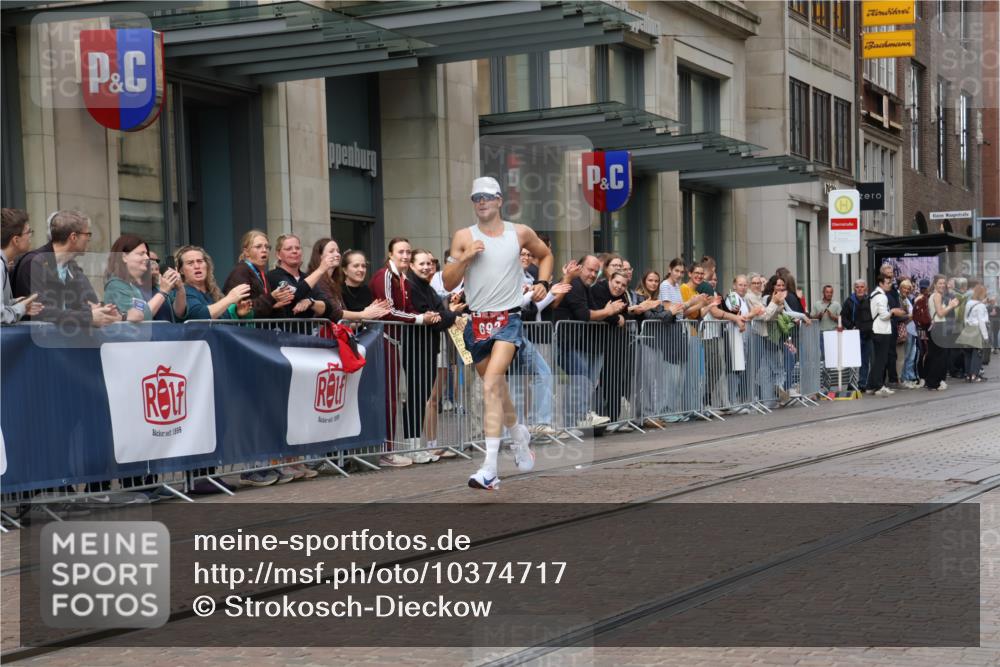 13.09.2026 - 21. swb-Marathon Bremen Strokosch-Dieckow http://msf.ph/oto/10374717 13.09.2026 12:27:12 Ziel 692 meine-sportfotos.de