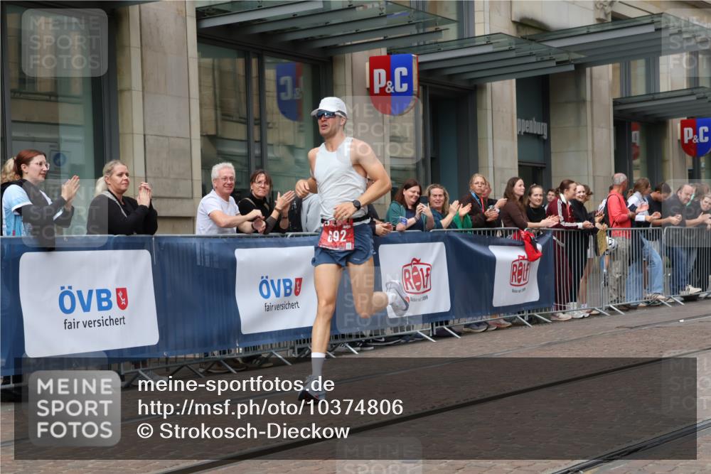 13.09.2026 - 21. swb-Marathon Bremen Strokosch-Dieckow http://msf.ph/oto/10374806 13.09.2026 12:27:13 Ziel 692 meine-sportfotos.de