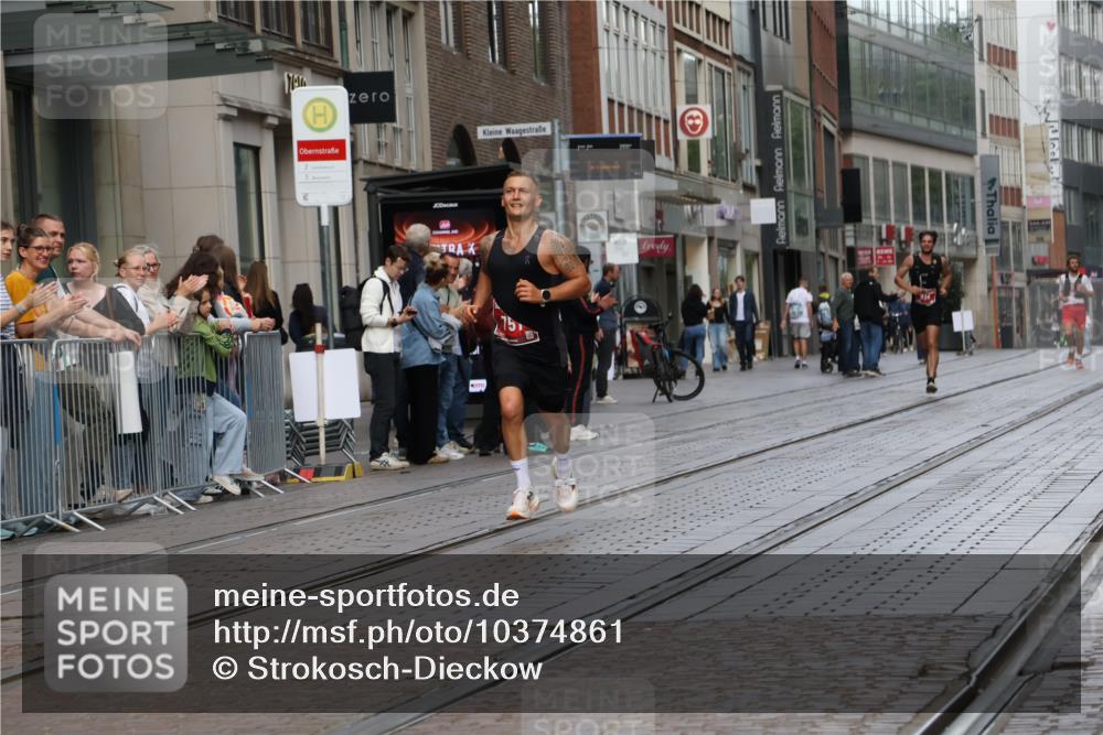 13.09.2026 - 21. swb-Marathon Bremen Strokosch-Dieckow http://msf.ph/oto/10374861 13.09.2026 12:28:22 Ziel 443, 2054, 614, 751 meine-sportfotos.de