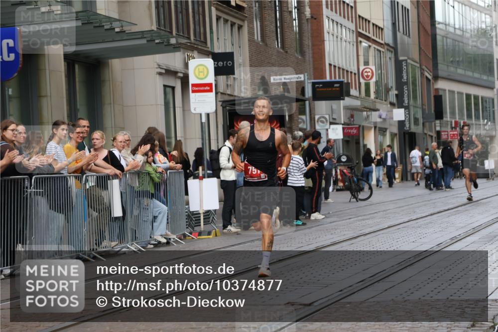 13.09.2026 - 21. swb-Marathon Bremen Strokosch-Dieckow http://msf.ph/oto/10374877 13.09.2026 12:28:22 Ziel 443, 2054, 614, 751 meine-sportfotos.de