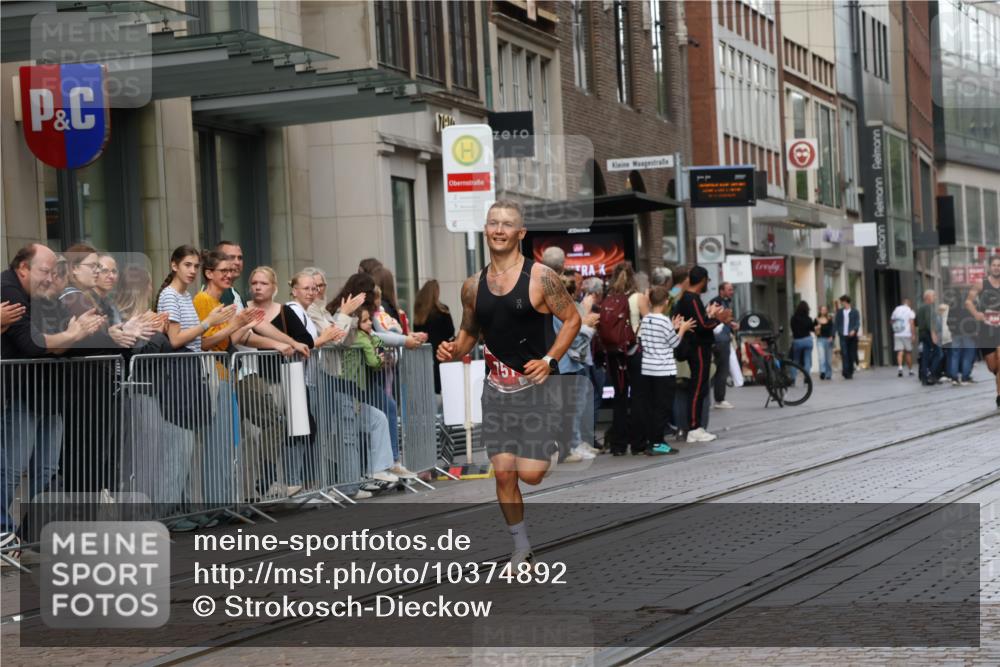 13.09.2026 - 21. swb-Marathon Bremen Strokosch-Dieckow http://msf.ph/oto/10374892 13.09.2026 12:28:23 Ziel 443, 2054, 443, 614, 751 meine-sportfotos.de