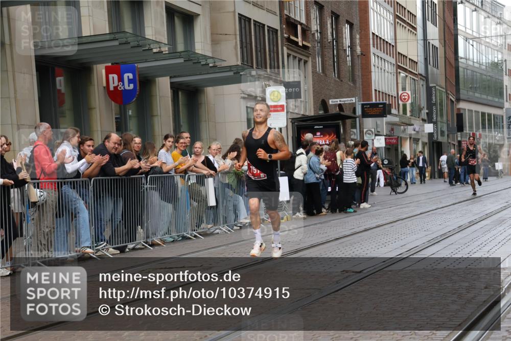 13.09.2026 - 21. swb-Marathon Bremen Strokosch-Dieckow http://msf.ph/oto/10374915 13.09.2026 12:28:23 Ziel 443, 2054, 443, 614, 751 meine-sportfotos.de