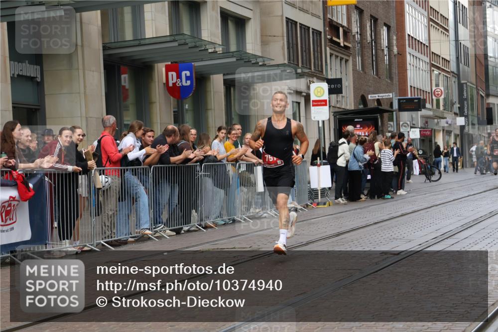 13.09.2026 - 21. swb-Marathon Bremen Strokosch-Dieckow http://msf.ph/oto/10374940 13.09.2026 12:28:23 Ziel 443, 2054, 443, 614, 751 meine-sportfotos.de