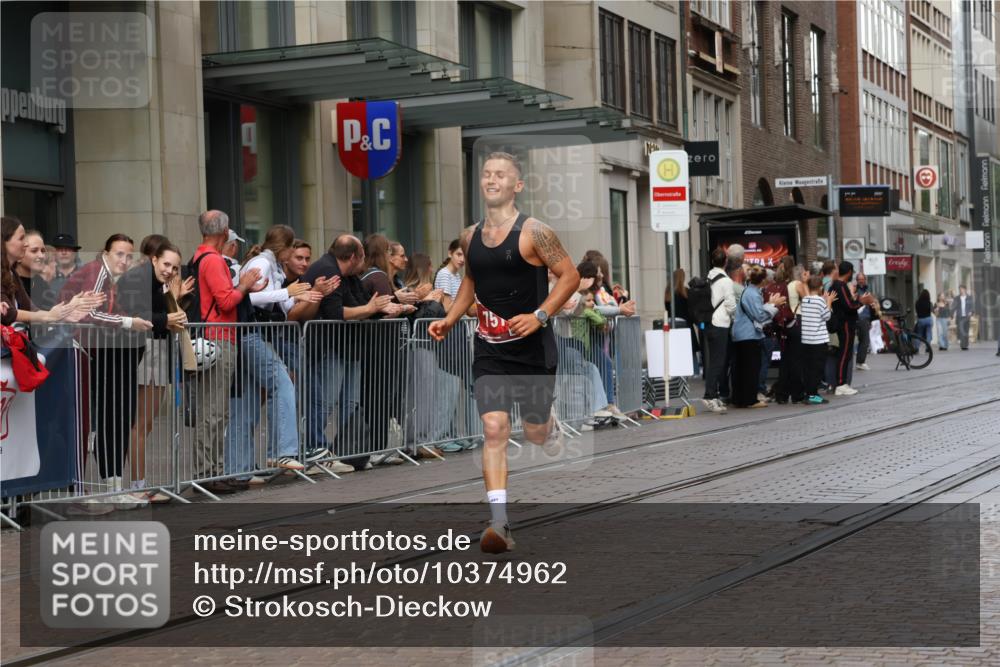 13.09.2026 - 21. swb-Marathon Bremen Strokosch-Dieckow http://msf.ph/oto/10374962 13.09.2026 12:28:24 Ziel 2054, 443, 614, 751 meine-sportfotos.de